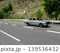 古い車で山道にドライブ 139536432