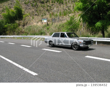古い車で山道にドライブ 139536432