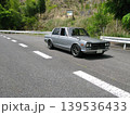 古い車で山道にドライブ 139536433