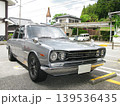 古い車で山道にドライブ 139536435
