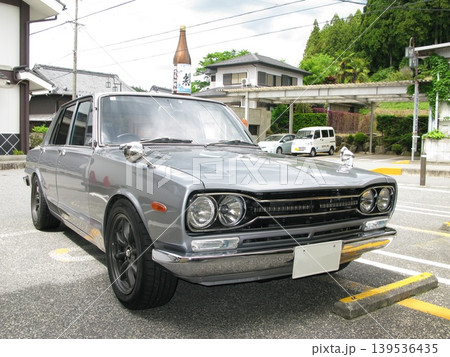古い車で山道にドライブ 古い車で山道にドライブ 139536435