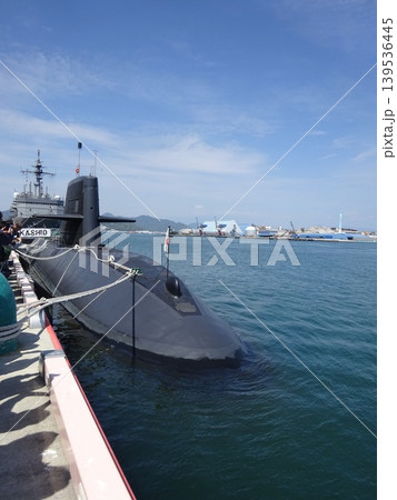 港に停泊している潜水艦 港に停泊している潜水艦 139536445