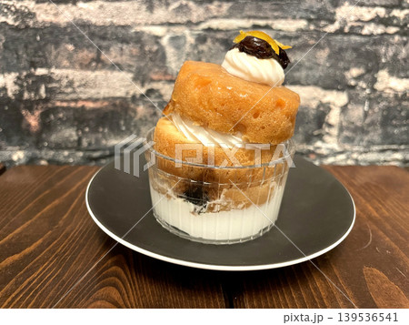 ラム酒シロップ漬けサバラン 生クリーム・ドライフルーツのせ 139536541