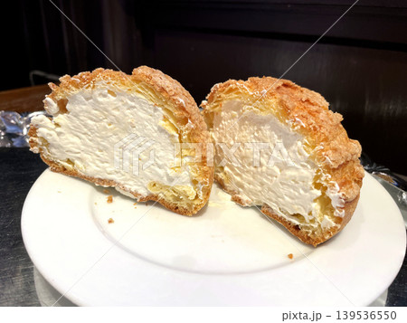 ラム酒香るクッキーシュークリーム 断面 ラム酒香るクッキーシュークリーム 断面 139536550