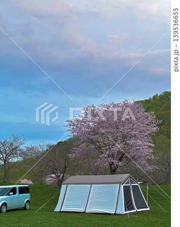 北海道北斗市【湯の沢水辺公園キャンプ場】(桜と白いテント) 北海道北斗市【湯の沢水辺公園キャンプ場】(桜と白いテント) 139536655