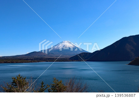 本栖湖越しに見える冠雪の富士山 本栖湖越しに見える冠雪の富士山 139536807