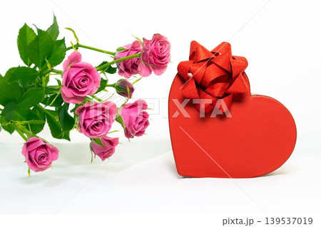 ピンクの薔薇の花と真っ赤なハートのギフトボックス 139537019