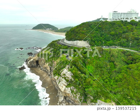 渥美半島、伊良湖岬の日出の石門をドローンから 渥美半島、伊良湖岬の日出の石門をドローンから 139537215