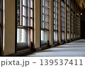光が差し込むレトロな廊下の縦長の連窓 139537411