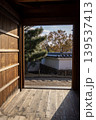 日本家屋の戸口から見える松と白壁 139537413