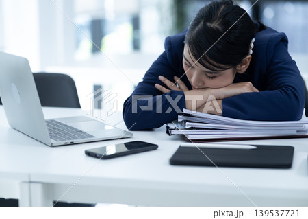 young businesswoman Wearing a suit bending over the table 139537721