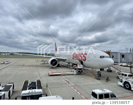 【千葉】成田空港で離陸前のスイス航空機と曇天風景 【千葉】成田空港で離陸前のスイス航空機と曇天風景 139538057