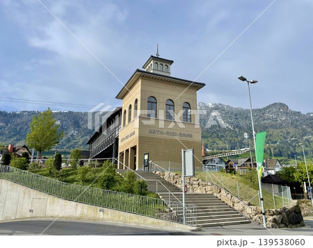 【スイス】リギ山へ向かう登山鉄道の発着駅と山岳風景 139538060