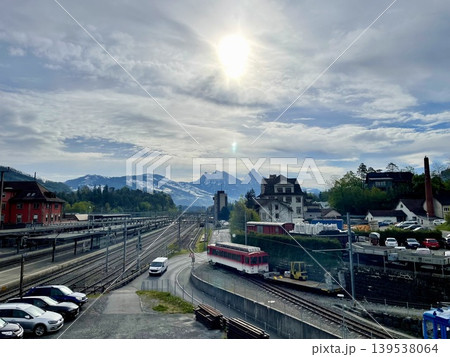 【スイス】リギ鉄道駅ホームから望むアルプス風景 139538064
