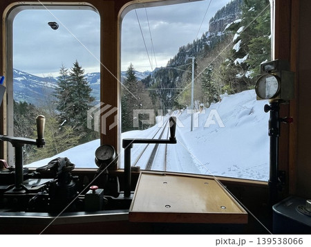 【スイス】リギ鉄道車窓から望む雪景色のアルプス風景 139538066