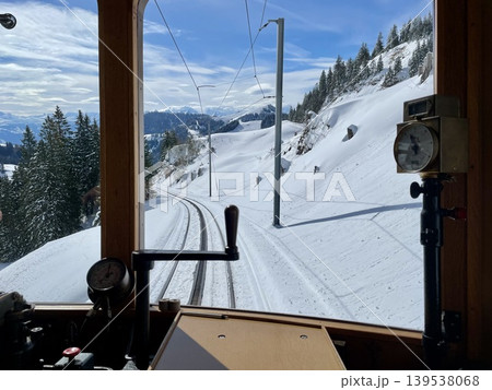 【スイス】リギ鉄道車窓から望む雪景色のアルプス風景 【スイス】リギ鉄道車窓から望む雪景色のアルプス風景 139538068