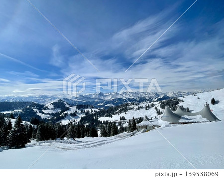 【スイス】リギ山頂付近から望む雪原とアルプス絶景 139538069