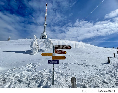 【スイス】Rigi Kulm山頂の案内標識と雪原風景 139538074