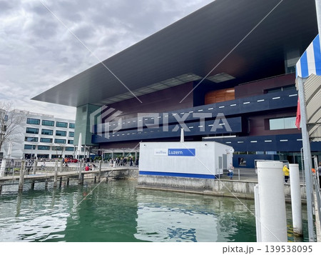 【スイス】ルツェルン駅舎と湖岸のモダン建築風景 【スイス】ルツェルン駅舎と湖岸のモダン建築風景 139538095