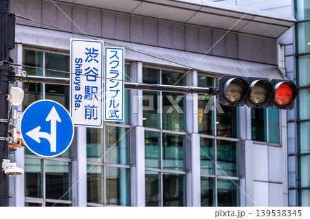 日本の東京都市景観　渋谷スクランブル交差点の信号機などを望む 139538345