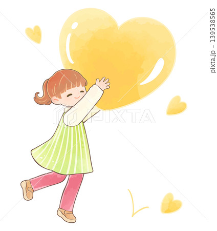 黄色い大きなハートを持つ笑顔の子ども 女の子 黄色い大きなハートを持つ笑顔の子ども 女の子 139538565
