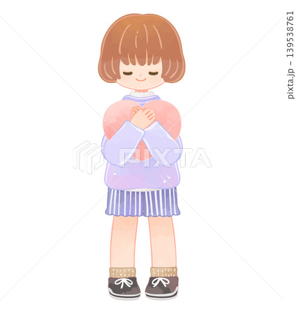 ハートを抱えて微笑む子ども 女の子 ハートを抱えて微笑む子ども 女の子 139538761