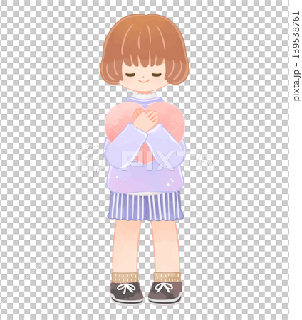 ハートを抱えて微笑む子ども 女の子 ハートを抱えて微笑む子ども 女の子 139538761