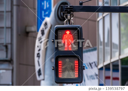 日本の東京都市景観新風景。渋谷スクランブル交差点のカウントダウン信号機などを望む 日本の東京都市景観新風景。渋谷スクランブル交差点のカウントダウン信号機などを望む 139538797
