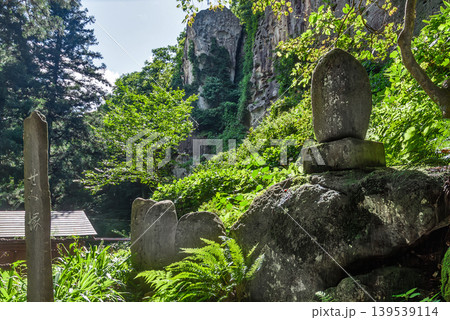 山寺 立石寺のせみ塚と巨大な岩壁 139539114