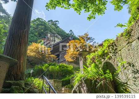 山寺 立石寺の仁王門 弥陀洞付近から見上げる夏の風景 139539115
