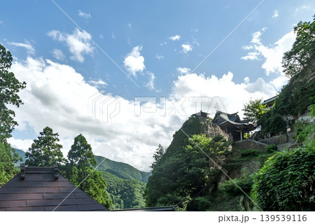 山寺 立石寺の釈迦堂と納経堂 断崖に建つ夏の風景 山寺 立石寺の釈迦堂と納経堂 断崖に建つ夏の風景 139539116