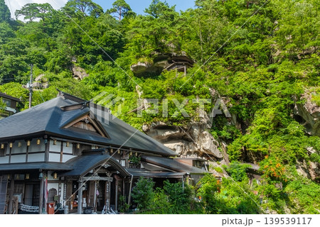 山寺 立石寺の性相院と断崖の奇岩 山寺 立石寺の性相院と断崖の奇岩 139539117