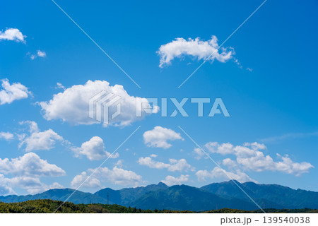 爽やかな青空と鈴鹿の山並み 139540038