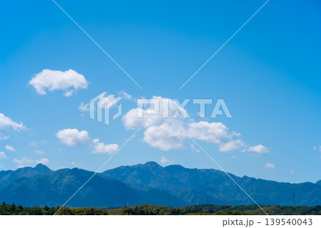 爽やかな青空と鈴鹿の山並み 139540043
