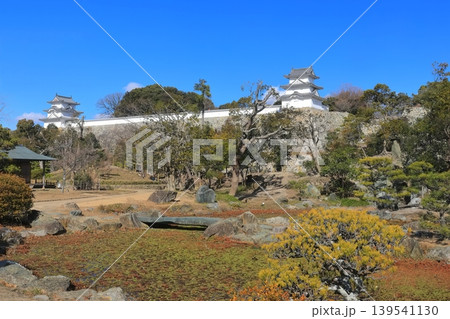 【兵庫県】晴天下の明石城（坤櫓と巽櫓） 139541130