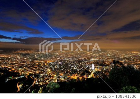 南米最大級の都市ボゴタ夜景　高台から見渡す光の絨毯と幹線道路 139541530