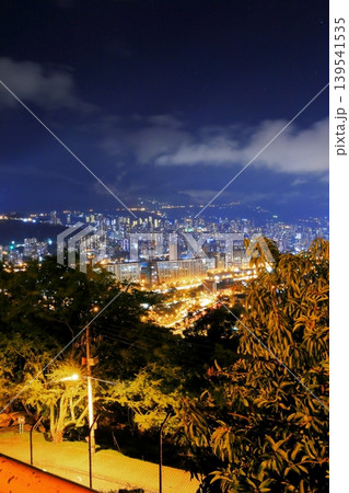 コロンビア・メデジンの夜景 山の斜面に広がる光の絨毯と都市夜景 コロンビア・メデジンの夜景 山の斜面に広がる光の絨毯と都市夜景 139541535
