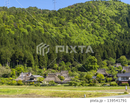 美山かやぶきの里の茅葺き屋根の古民家と水田 美山かやぶきの里の茅葺き屋根の古民家と水田 139541791