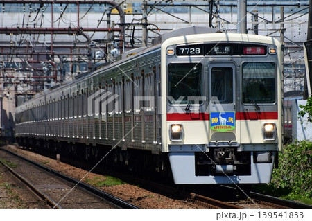 京王7000系7728F復刻臙脂帯 陣馬ヘッドマーク付 京王7000系7728F復刻臙脂帯 陣馬ヘッドマーク付 139541833