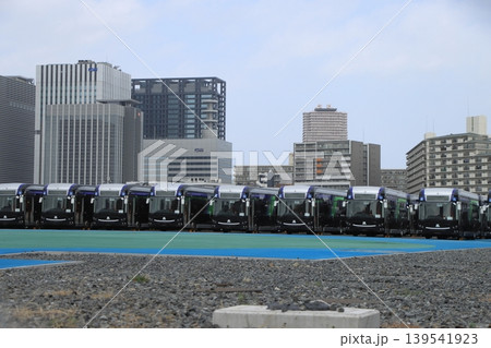 車両基地に整然と並べられた大阪万博で活躍したEVバス 車両基地に整然と並べられた大阪万博で活躍したEVバス 139541923