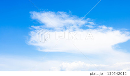 爽やかな空気感の夏の青空と白い雲のイメージ風景 爽やかな空気感の夏の青空と白い雲のイメージ風景 139542012