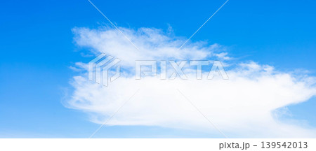 爽やかな空気感の夏の青空と白い雲のイメージ風景 爽やかな空気感の夏の青空と白い雲のイメージ風景 139542013