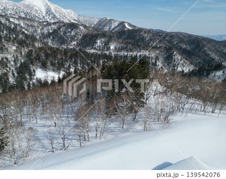 北海道白滝村の国道333号線沿いの雪山の空撮 北海道白滝村の国道333号線沿いの雪山の空撮 139542076