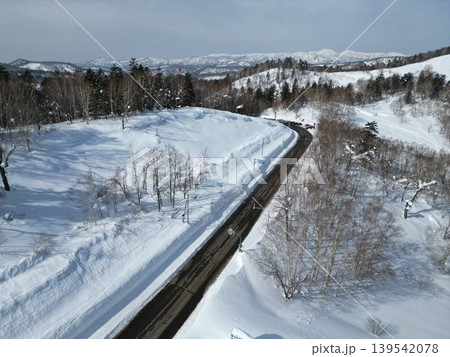 北海道白滝村の雪原を貫く国道333号線の空撮 北海道白滝村の雪原を貫く国道333号線の空撮 139542078