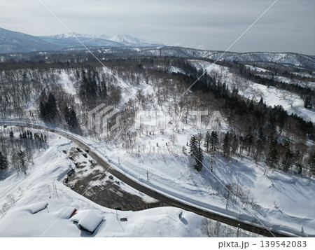 北海道白滝村の国道333号線沿いの雪原風景の空撮 北海道白滝村の国道333号線沿いの雪原風景の空撮 139542083