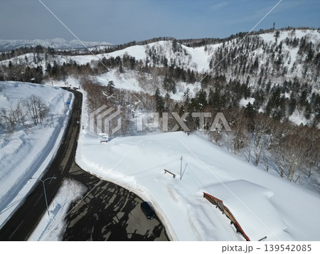 北海道遠軽町白滝の国道333号線沿いの雪原の空撮 北海道遠軽町白滝の国道333号線沿いの雪原の空撮 139542085