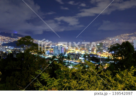 メデジン夜景 コロンビア第二の都市の煌めく夜景と摩天楼 メデジン夜景 コロンビア第二の都市の煌めく夜景と摩天楼 139542097