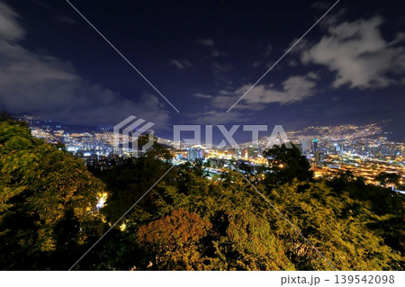 メデジン夜景 コロンビア第二の都市の煌めく夜景と摩天楼 メデジン夜景 コロンビア第二の都市の煌めく夜景と摩天楼 139542098