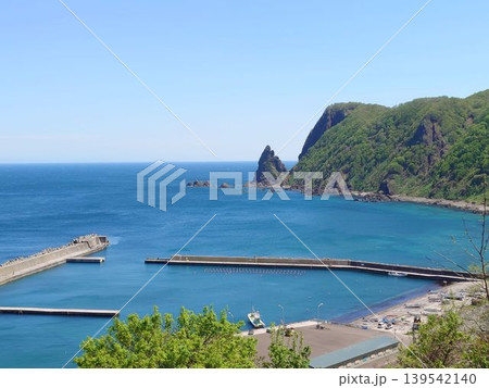 快晴の空の下に広がる青い海と北海道の漁港風景 139542140
