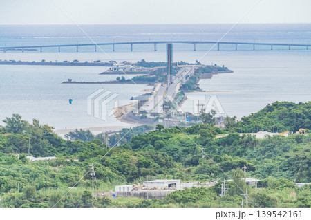 沖縄 勝連城跡から望む海中道路 沖縄 勝連城跡から望む海中道路 139542161